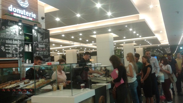 FOTO Isterie la Donuterie – coada la gogoşi rezistă şi la Iulius Mall