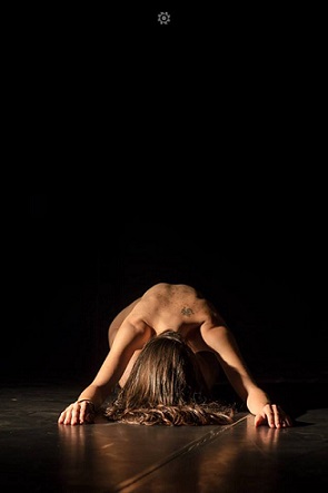 19.05 Spectacol: Nud de femeie bruneta