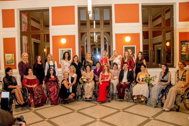21.06 Gala de moda: Atipic Beauty