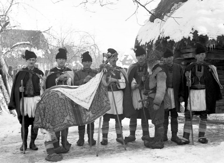 11-31.01 Vernisaj: Ciclul Sărbătorilor de Iarnă: Măști și Costume Rituale