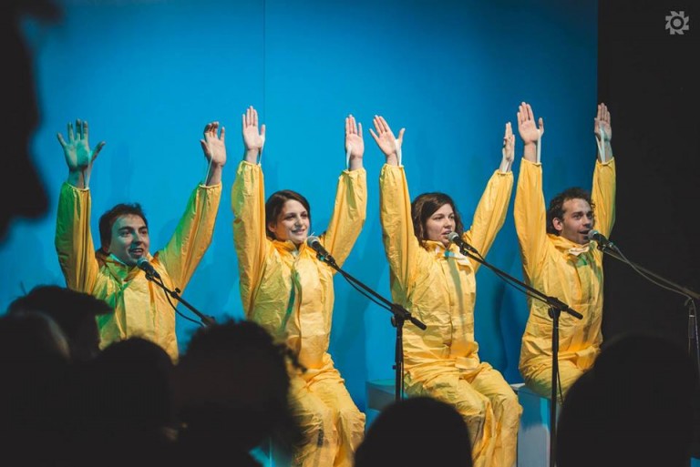 05.02 Piesa de teatru: În viitorul apropiat