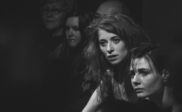 18.06 Piesa de teatru: Genunchii noștri se ating