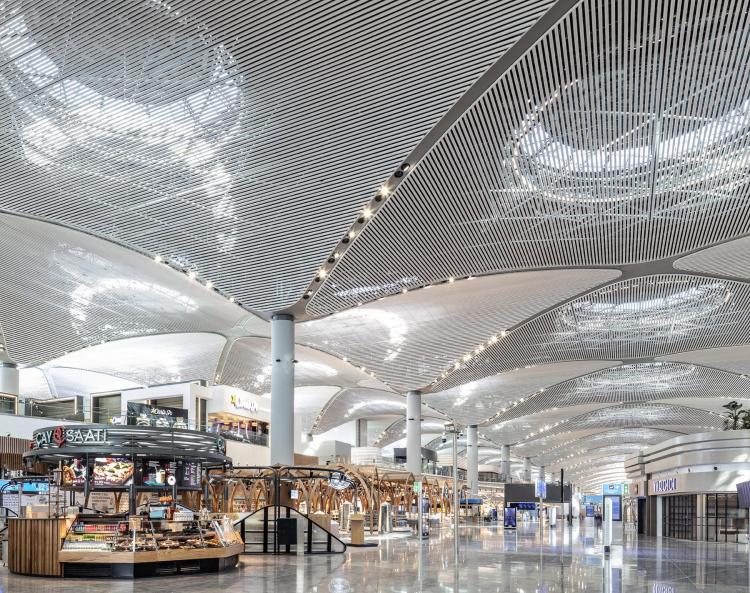 Am fost pe aeroportul cu cel mai mare terminal din lume. Are propriul hotel și o zonă de shopping uriașă