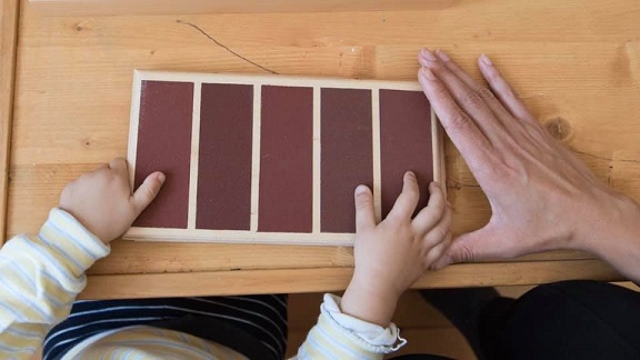 14.01 Atelier Montessori pentru copii: Explorare senzoriala