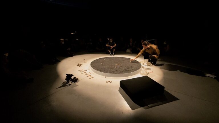 3.12 Instalație teatrală imersivă: Cercul