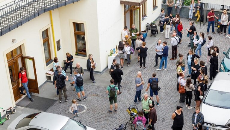 25.08 Finisaj expoziție si un tur ghidat: Nimic nu e real, dar e bazat pe evenimente care au avut loc