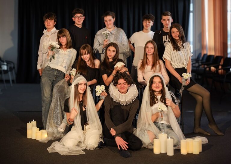 28.05 Comedie: Ophelia du-te la manastire!