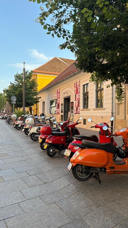 14.08 Povești cu și despre Vespa